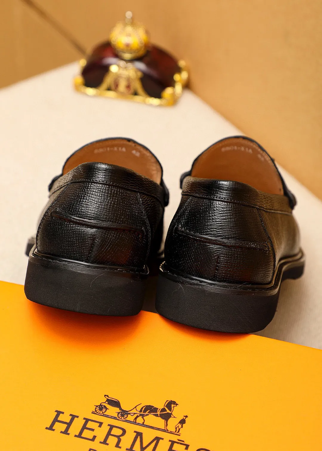 Men's shoes 💰460 💐 Product trademark: HERMES "Hermès" casual leather shoes Regular size: 39-44 (38.45🉑️customized) Product materials: Selected imported first-layer cross-grain cowhide upper + luxury hardware buckle, imported water-dyed cowhide lining. Strong three-dimensional visual effect, non-slip and wear-resistant rubber outsole Color: 4⃣️colors available